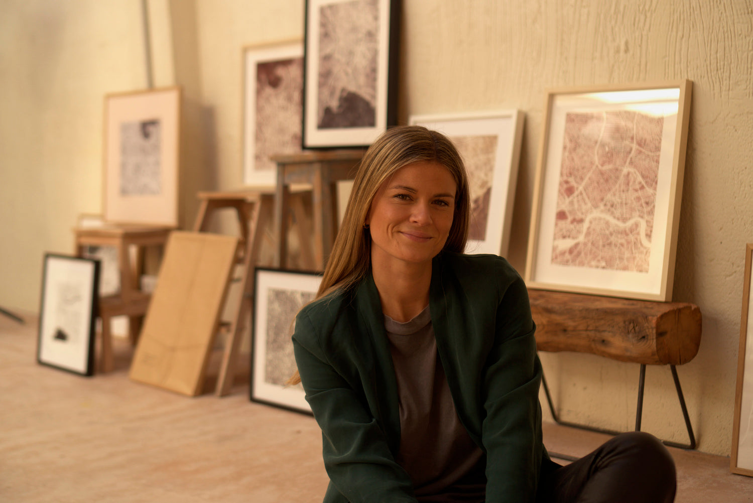 Carmela con los mapas en el estudio de art and map. Cuadros en una nave industrial minimalista